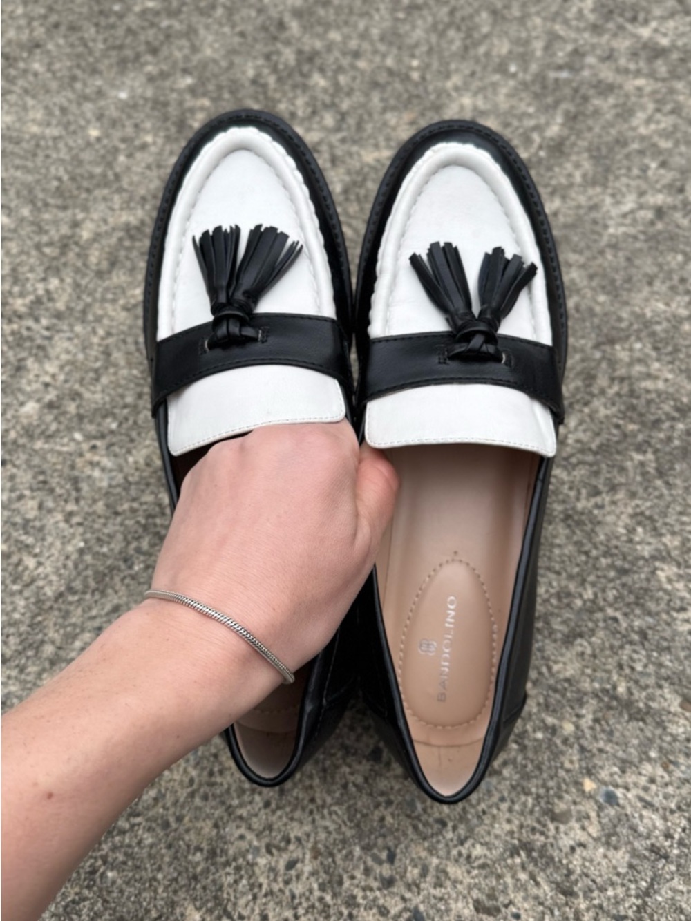 Bandolino Women's Fillus Tassel Loafers Women size 9 black and white - Picture 3 of 13